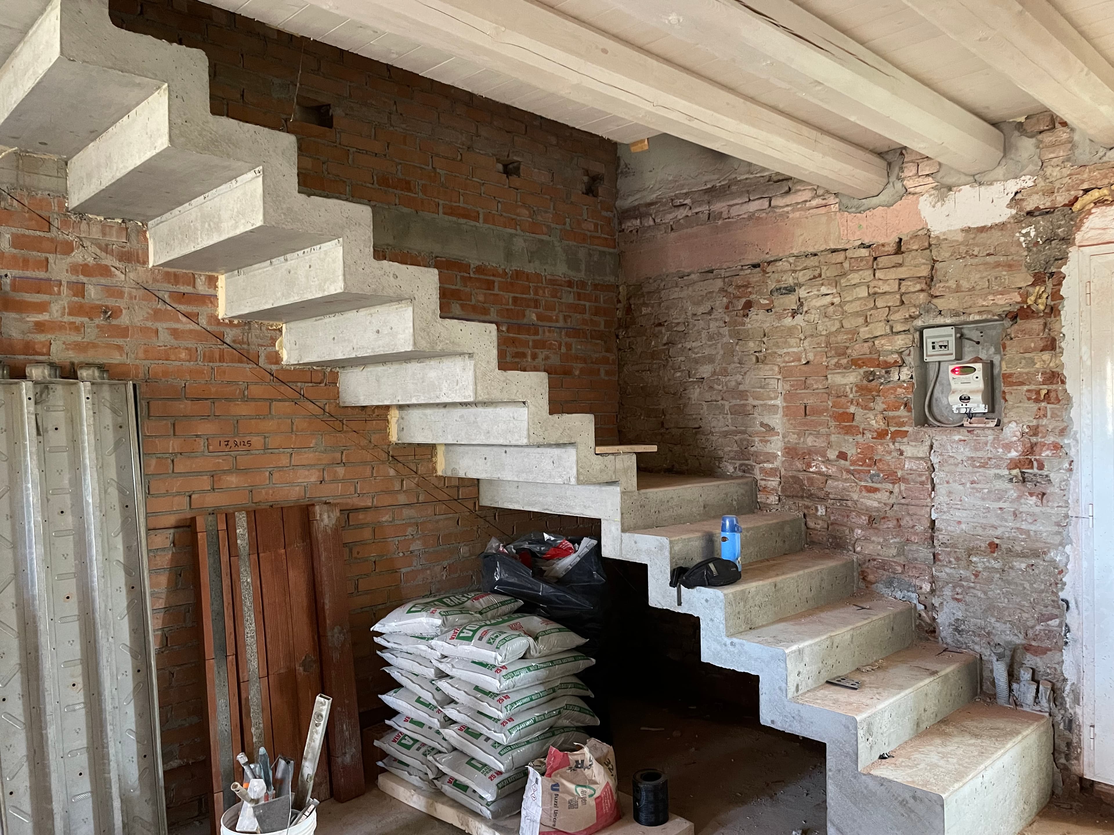 Tiling a bathroom wall